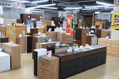 リビングチェストから、民芸箪笥まで展示しています