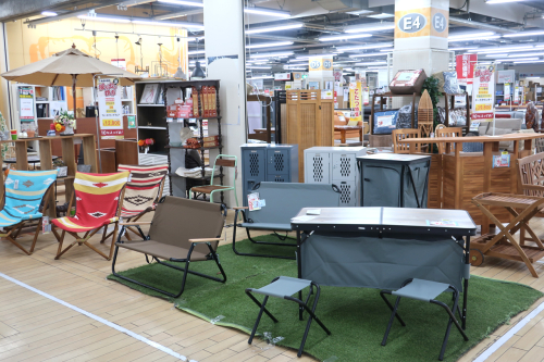 晴れた日は外でキャンプ！季節家具コーナーあります