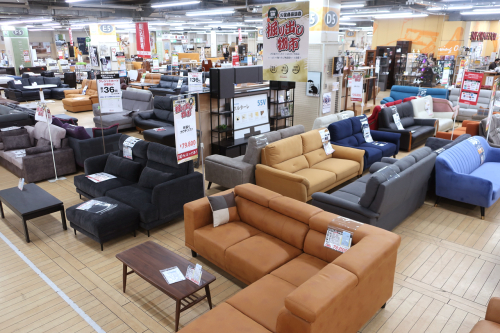 お店の中央には巨大なソファ売場がございます